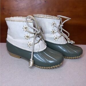 JACK ROGERS Chloe Classic Rain Boots In Olive/Metallic Beige Size 6